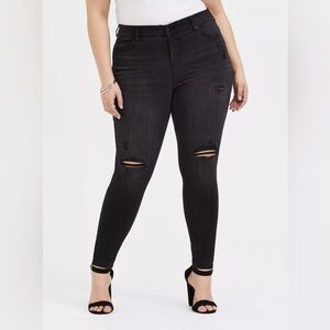 EUC Torrid 24S Short Bombshell Premium Stretch Skinny Jean Black Distressed